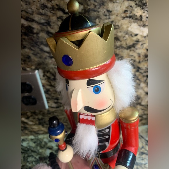 14” Tall Red Wooden Soldier Nutcracker King Vintage 2010 Sapphire Blue EXCELLENT - Picture 3 of 9